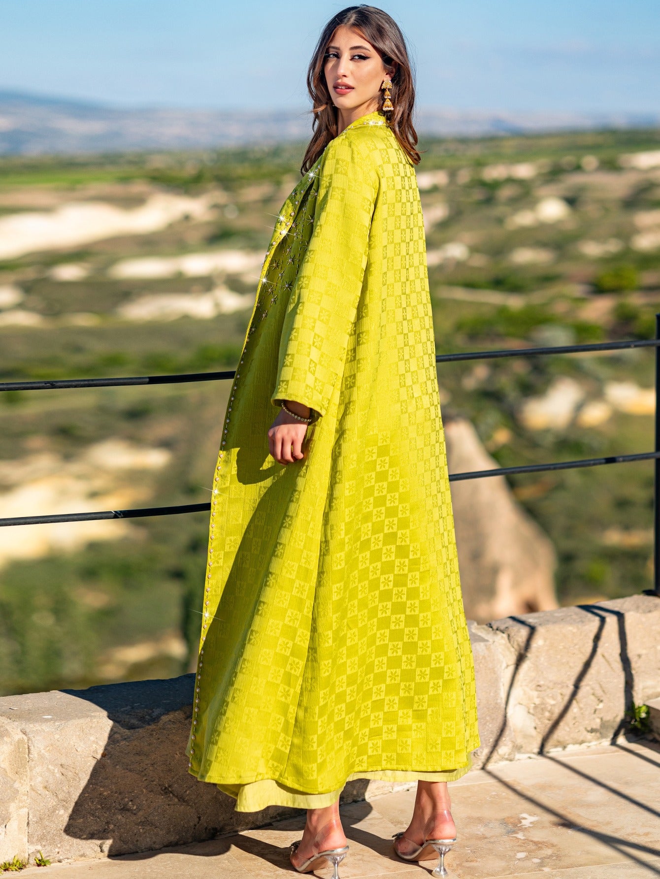 5057 fashionable robe, exquisite pattern with shiny rhinestone decoration, a must for parties and parties
