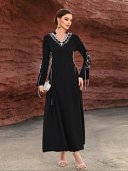 فستان أسود بحواف بيضاء وياقة V وأكمام واسعة