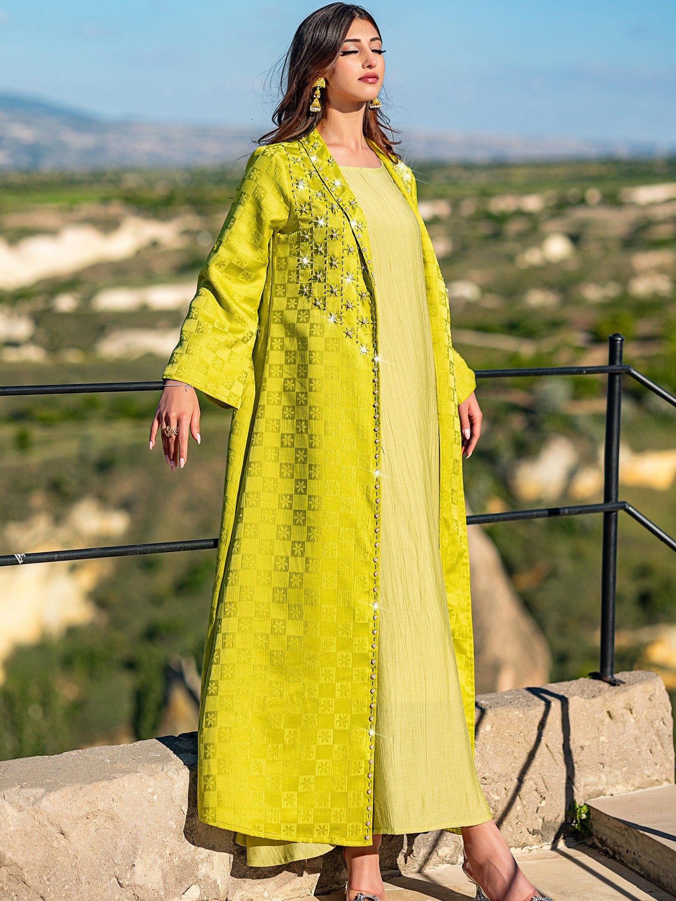 5057 fashionable robe, exquisite pattern with shiny rhinestone decoration, a must for parties and parties