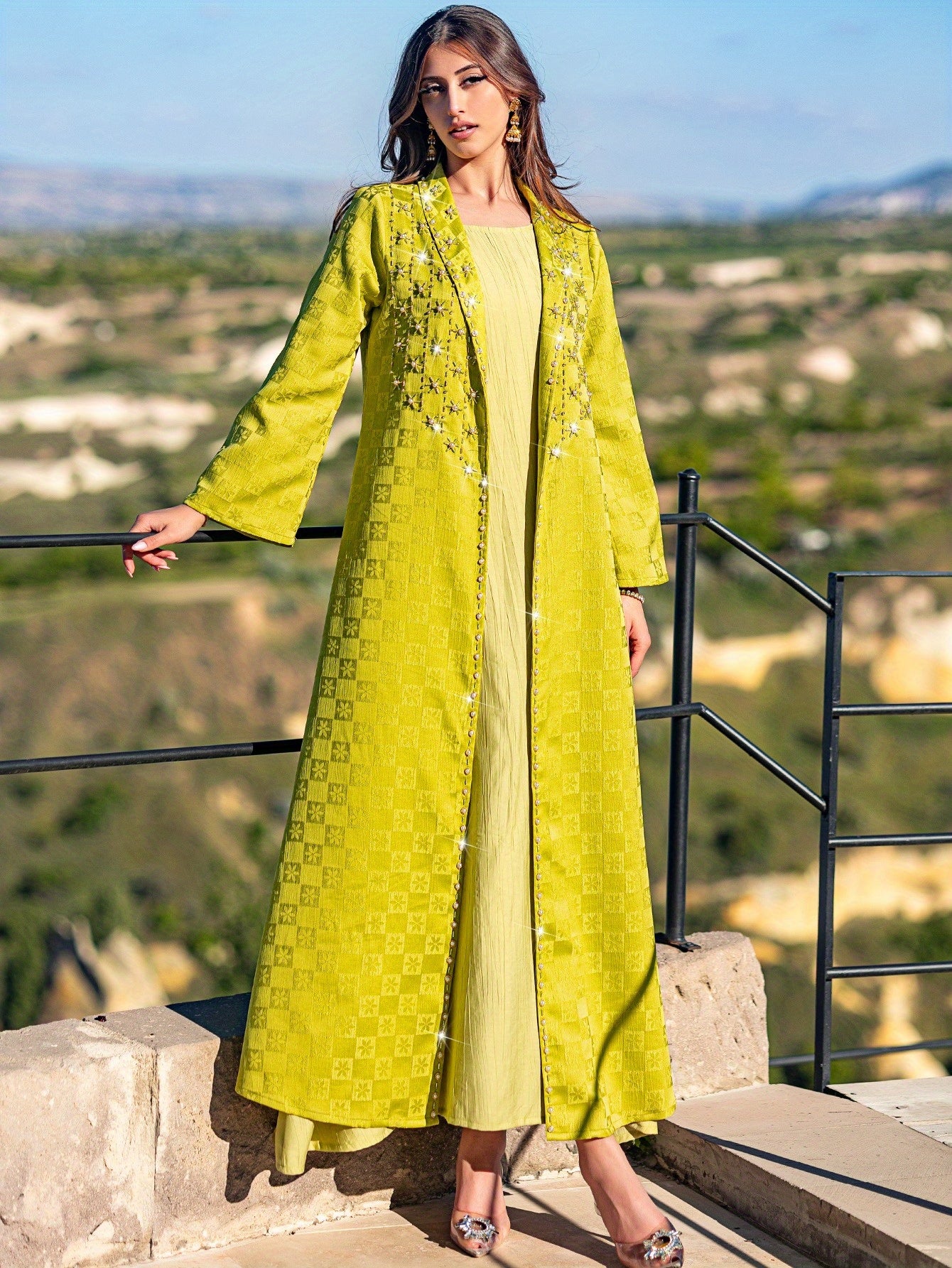 5057 fashionable robe, exquisite pattern with shiny rhinestone decoration, a must for parties and parties